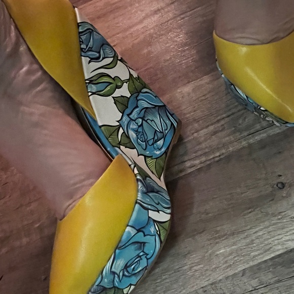 Chic Yellow Floral Platform Wedges - Picture 5 of 6